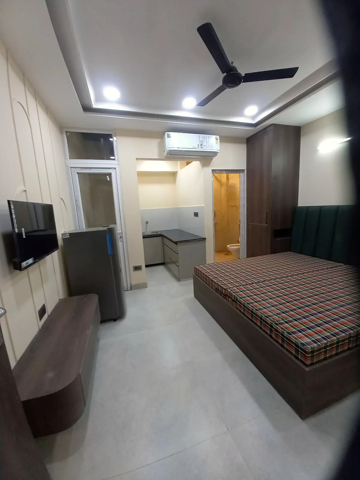 Furnished 1 RK studio with air conditioning, wall-mounted TV, refrigerator, kitchenette and attached bathroom