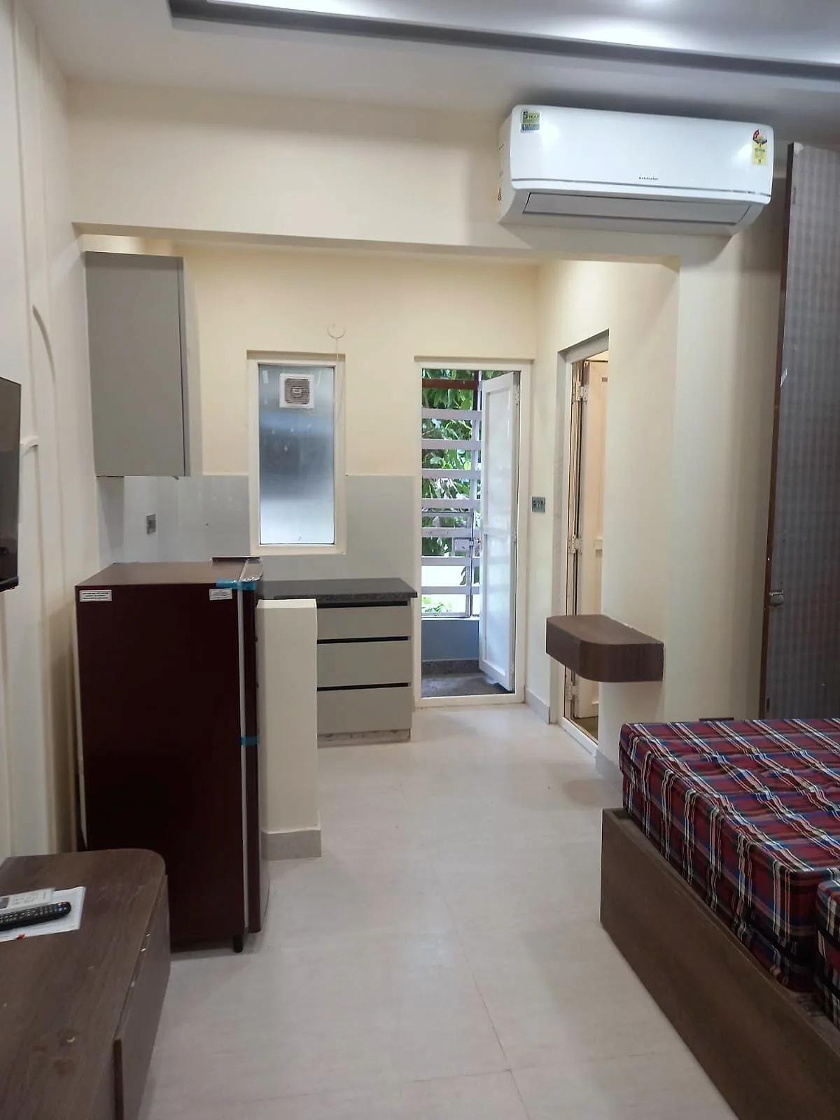 Furnished 1 RK with air conditioning, kitchenette with drawers and a balcony door opening to greenery